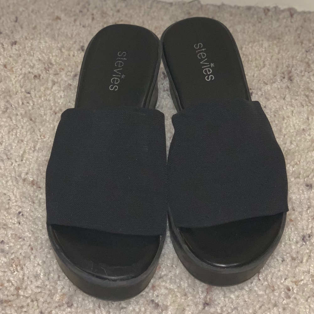 Stevie’s platform sandals 🖤